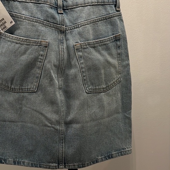 H&M Denim mini skirt. Medium wash. Size 6 - Picture 10 of 10